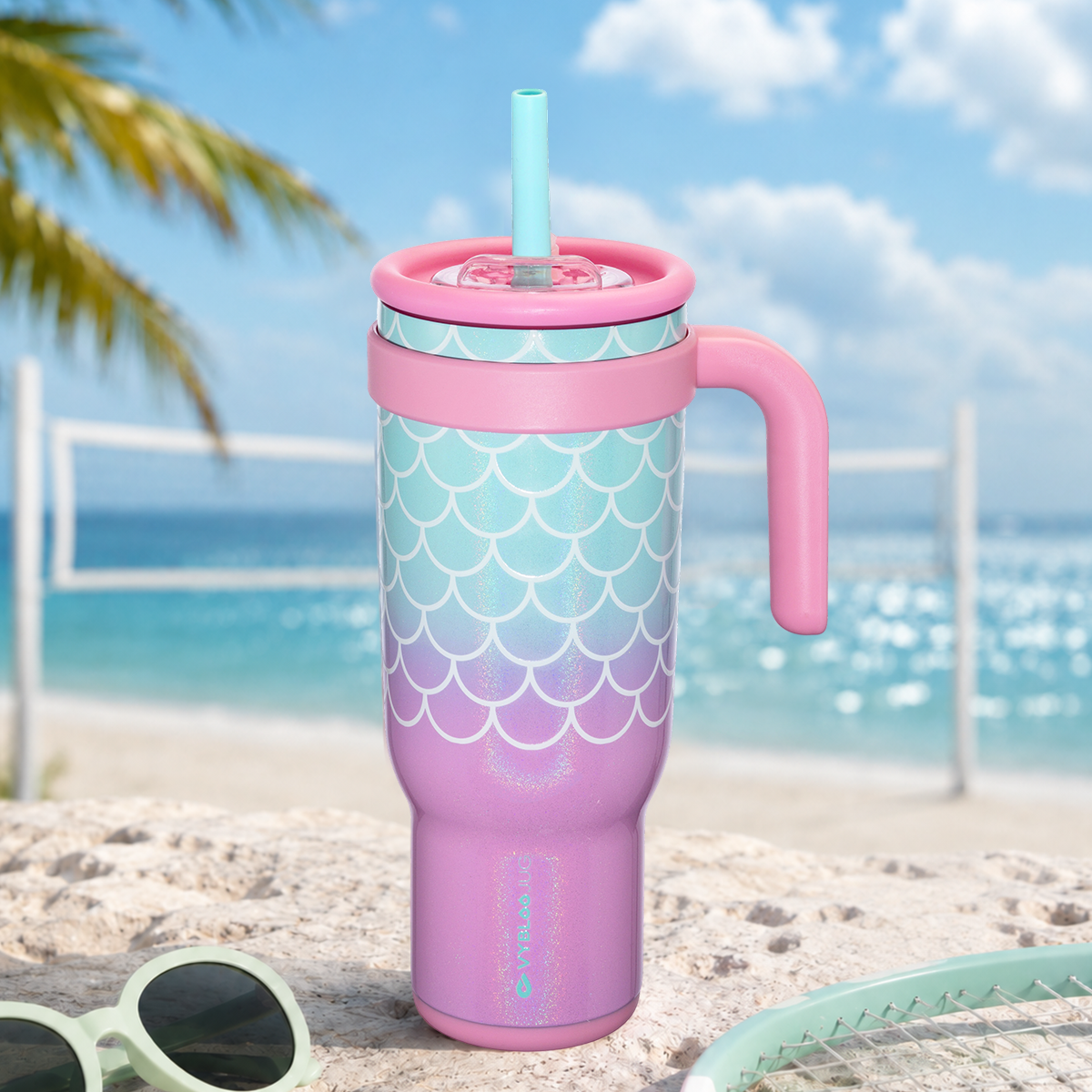 Taza bahía rosada VyblooJug en playa con paleta y gafas