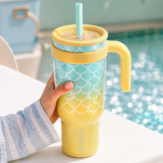 Taza laguna dorada VyblooJug en mano junto a piscina