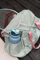 “¡Lleva tu botella contigo! Es el complemento ideal para tu mochila.”