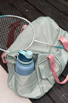 “¡Lleva tu botella contigo! Es el complemento ideal para tu mochila.”