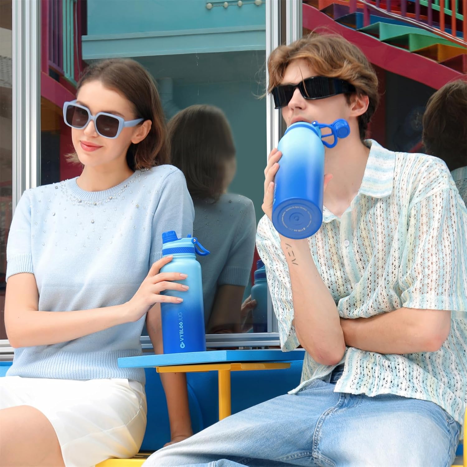 Quetzhielo Vaso Térmico de Doble Boquilla-La modelo lo sostiene en su mano.