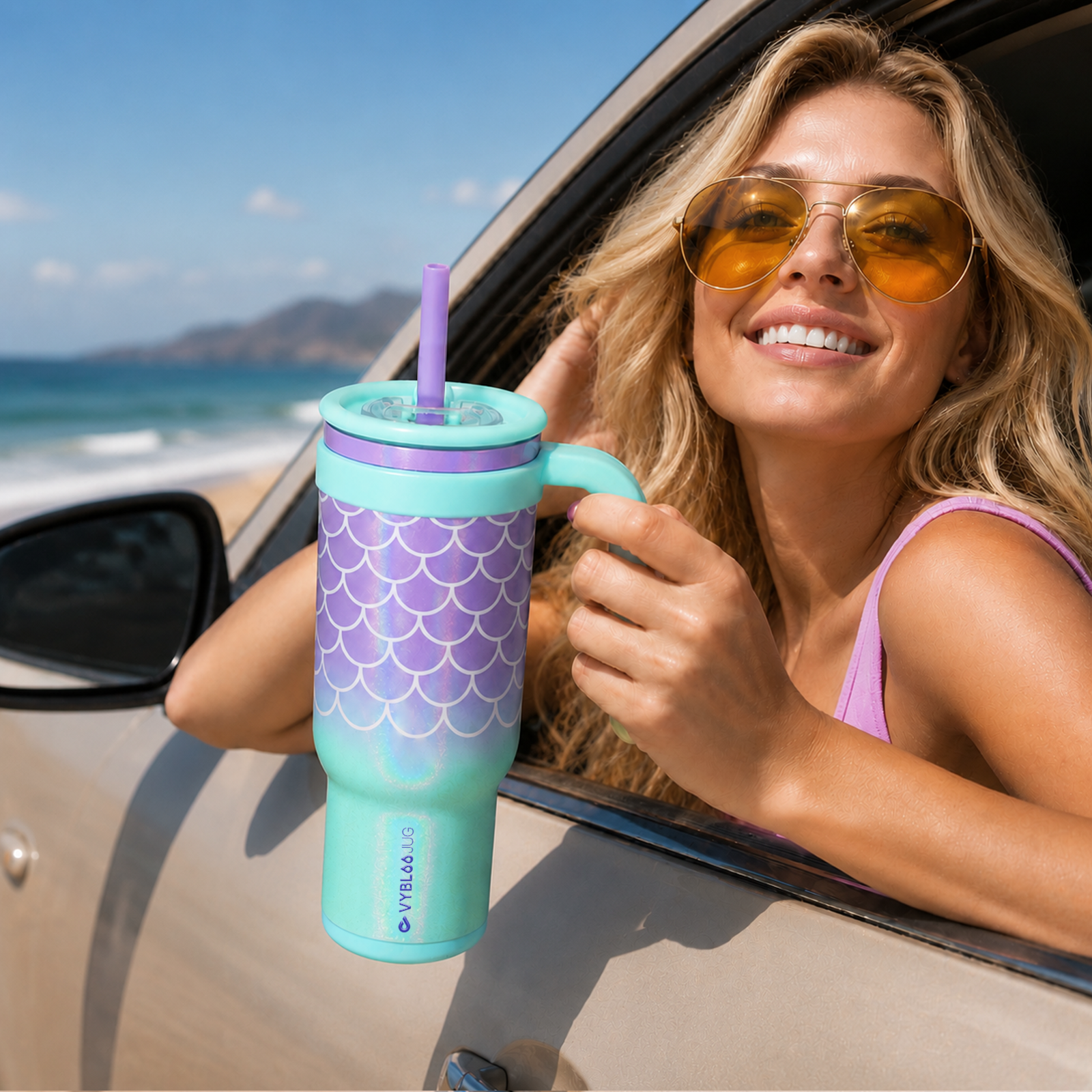 Taza térmica marea azul en portavasos de auto con mujer sonriendo
