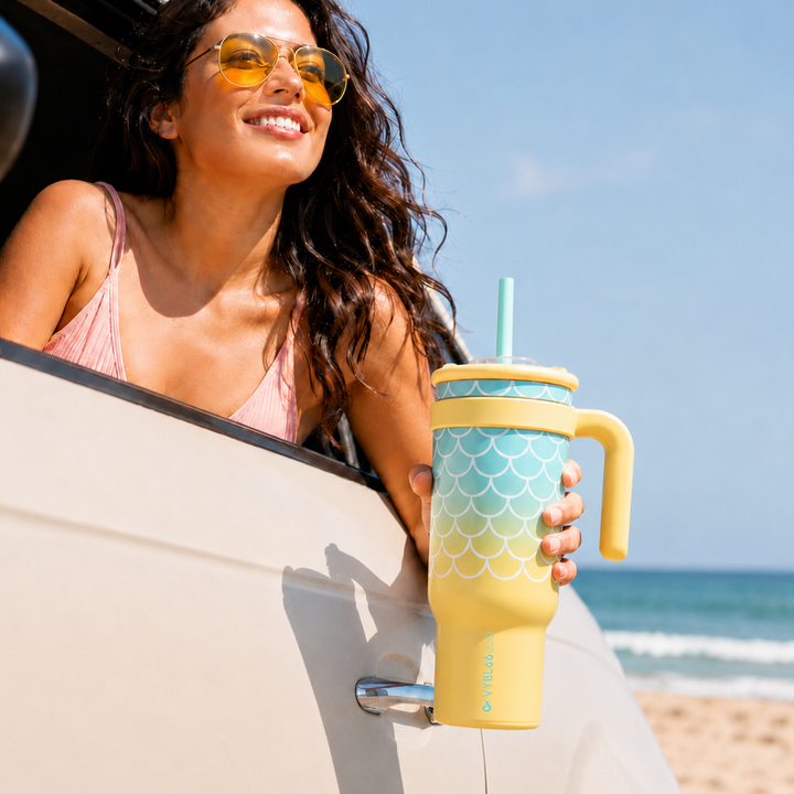 Taza VyblooJug laguna dorada con mujer en auto playero