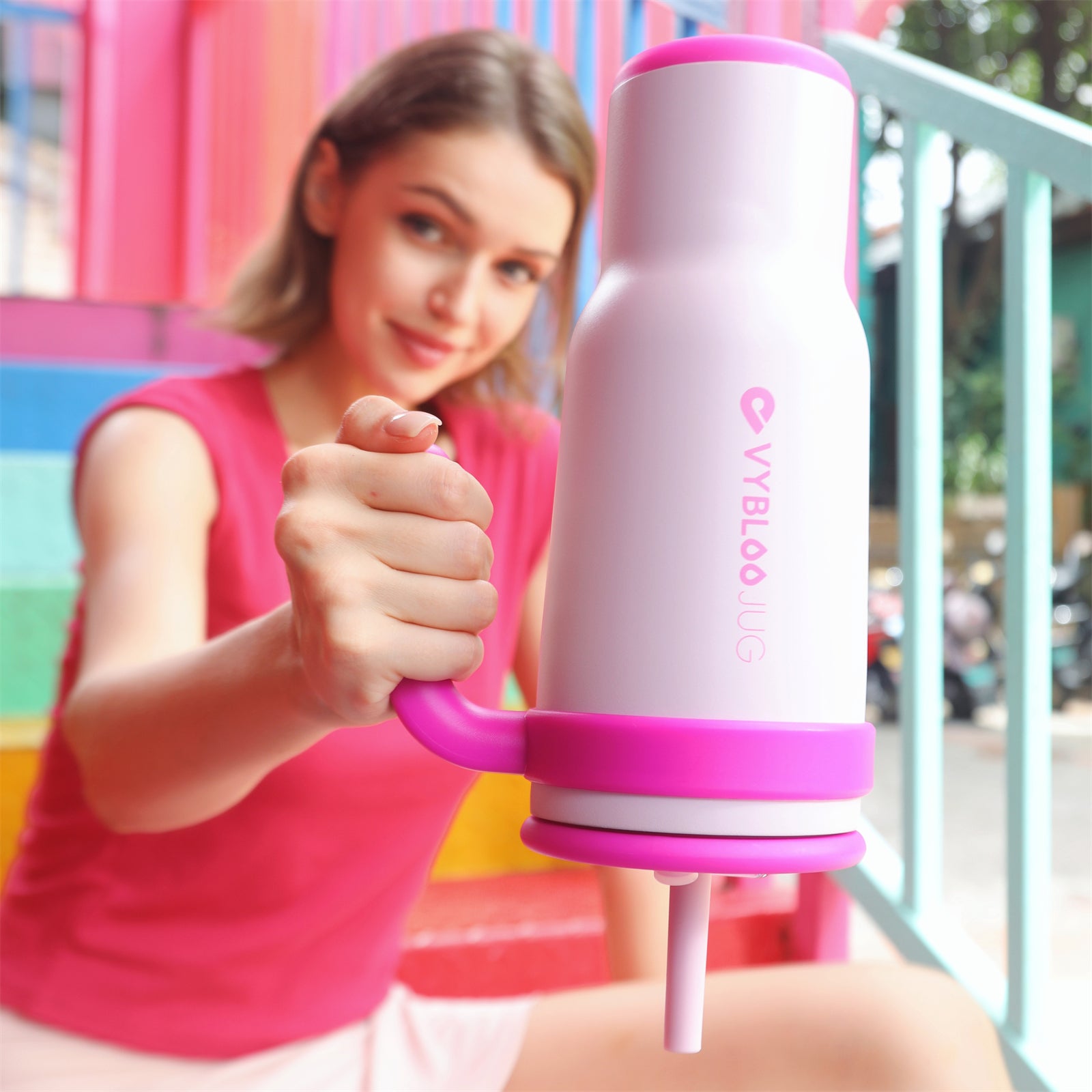 Bayas Flotantes Taza Térmica Para Auto-Modelo sosteniendo una taza