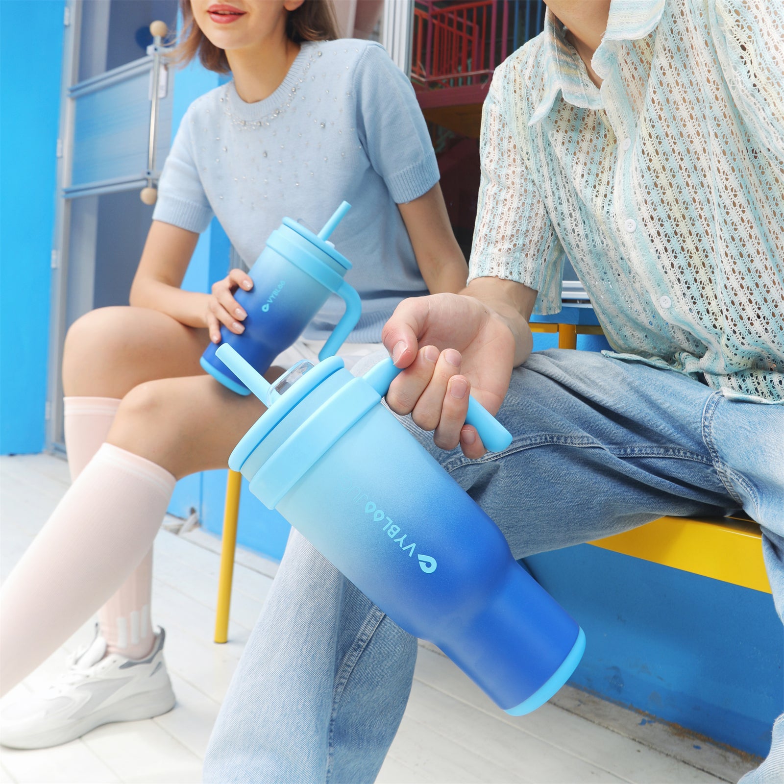 Fizz Azul Taza Térmica Para Auto-Modelo sosteniendo una taza