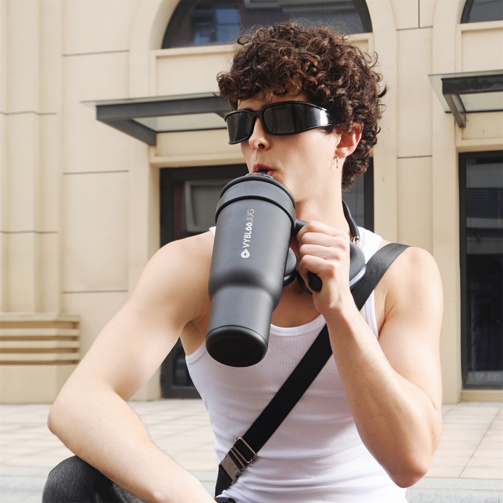 Fizz Sombrío Taza Térmica Para Auto-Modelo sosteniendo una taza