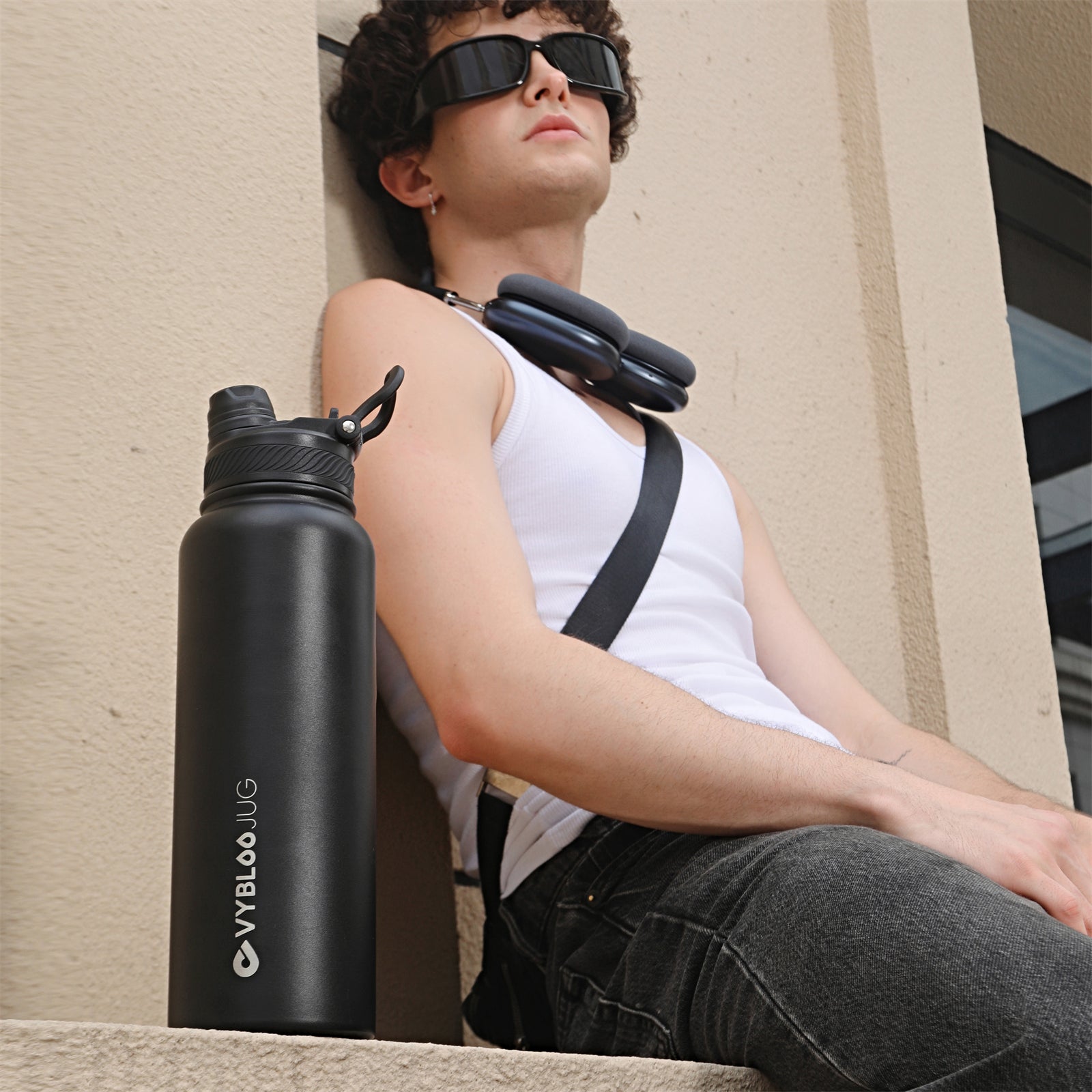 Obsidiana Vaso Térmico de Doble Boquilla-La modelo lo sostiene en su mano.