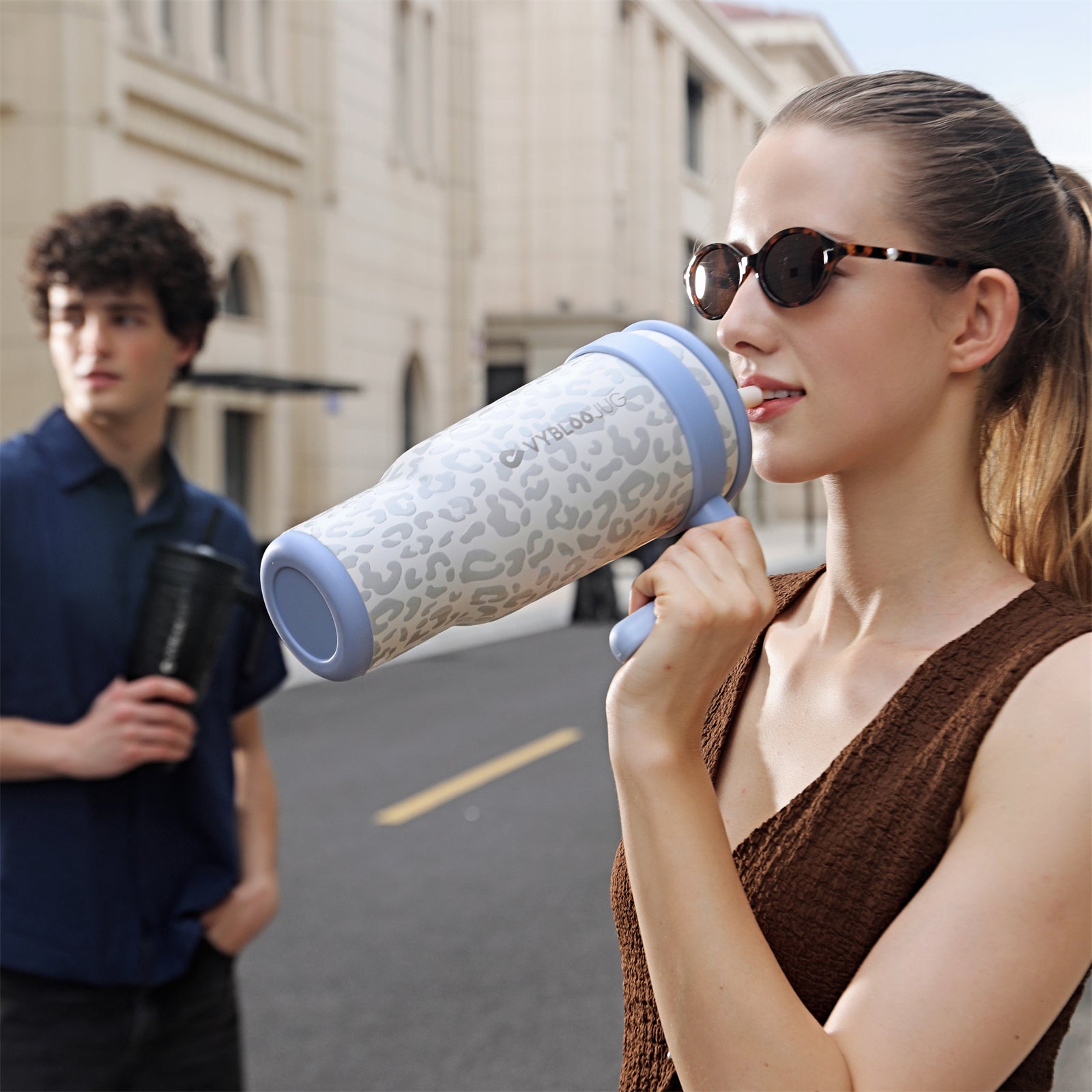 Leopardo Crema Taza Térmica Para Auto-Modelo usando una taza