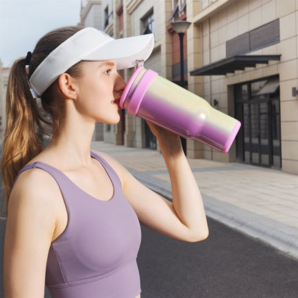 Arcoíris Taza Térmica Para Auto-La modelo está bebiendo agua de un vaso