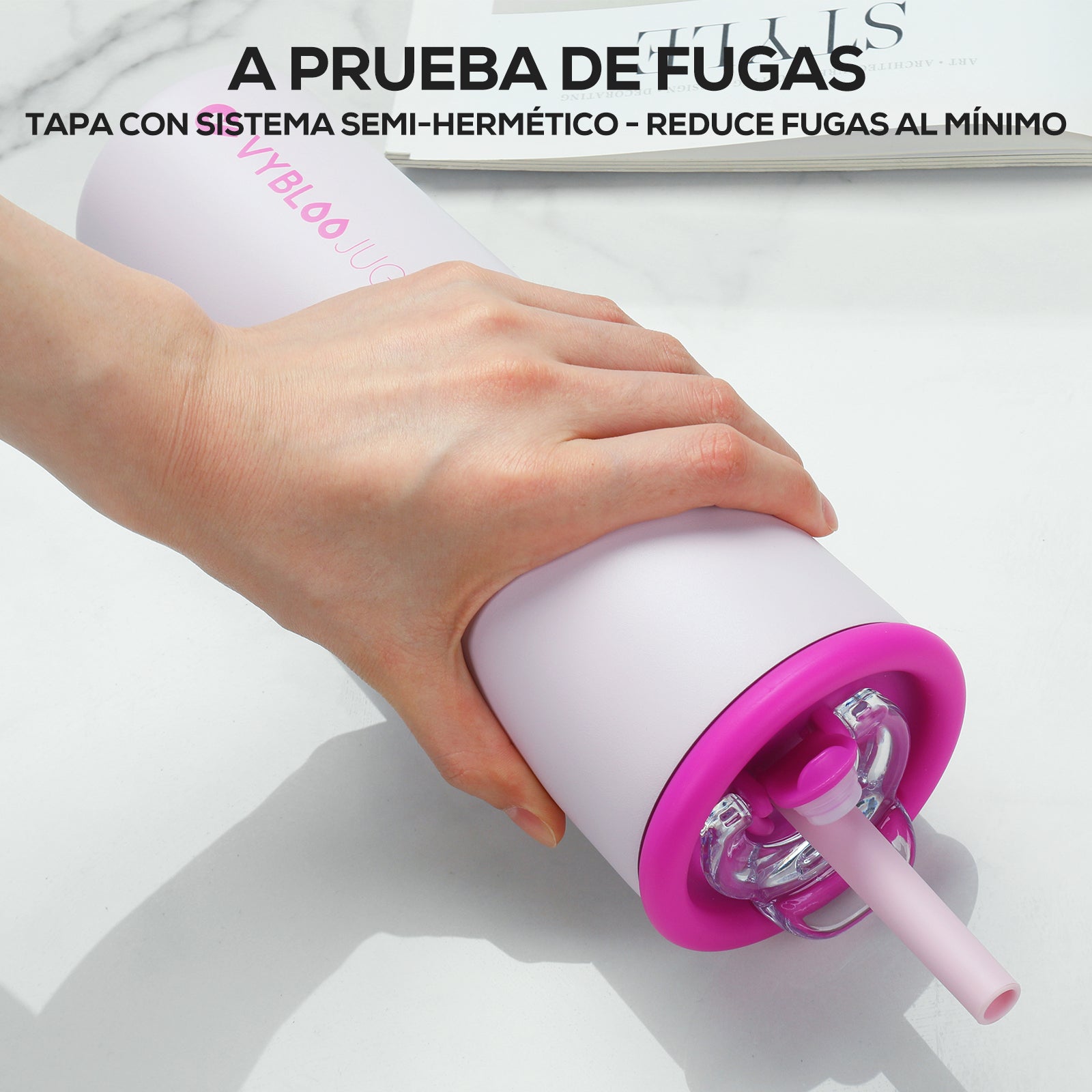 Pétala Termos para Cafe con Doble Pico-La modelo lo sostiene en su mano.