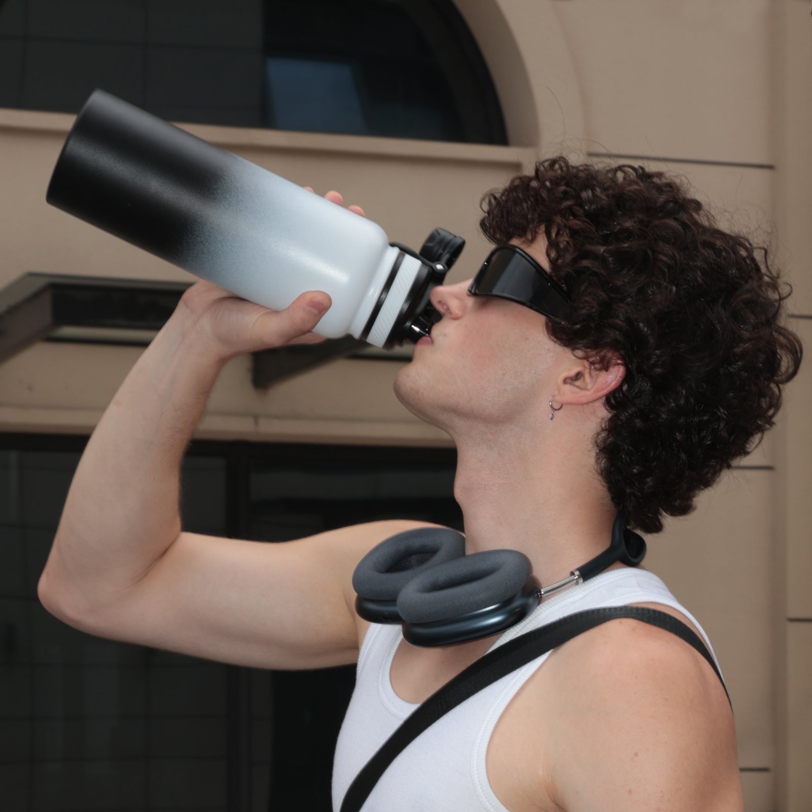 Xolo Vaso Térmico de Doble Boquilla-La modelo lo sostiene en su mano.