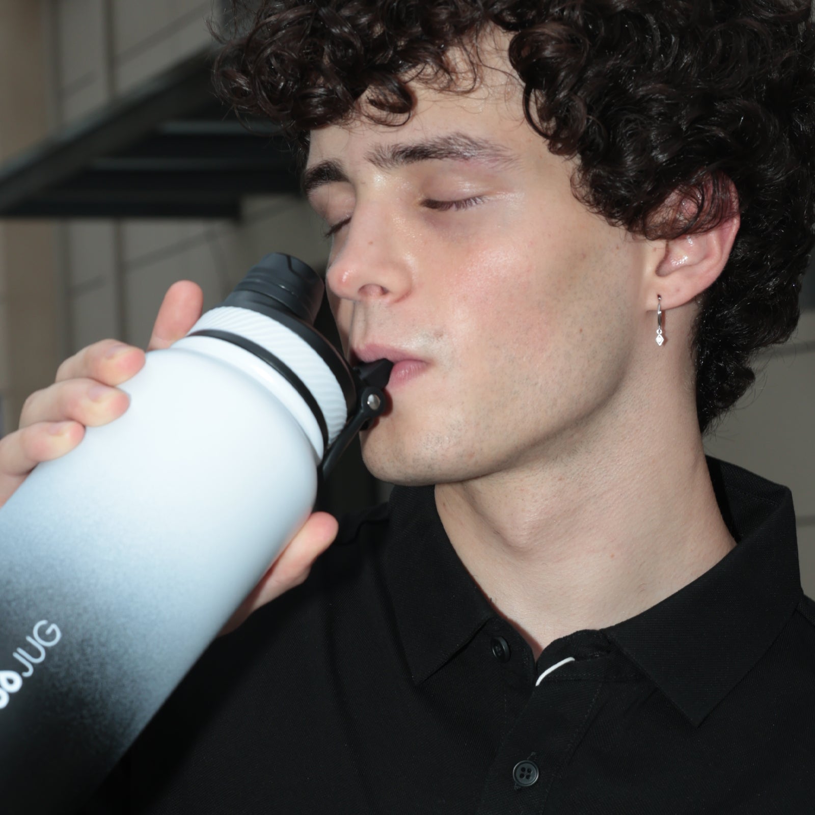 Xolo Vaso Térmico de Doble Boquilla-La modelo lo sostiene en su mano.